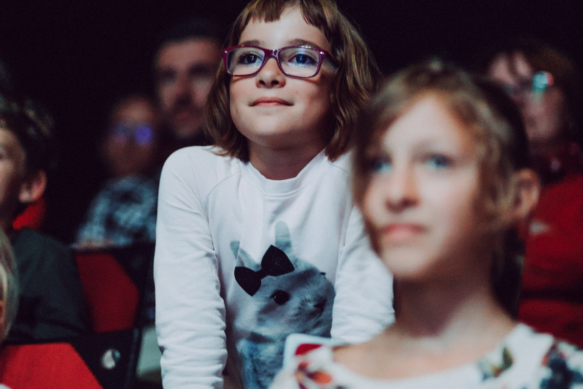 Kinder im Zuschauerraum des Next Liberty Theater in Graz