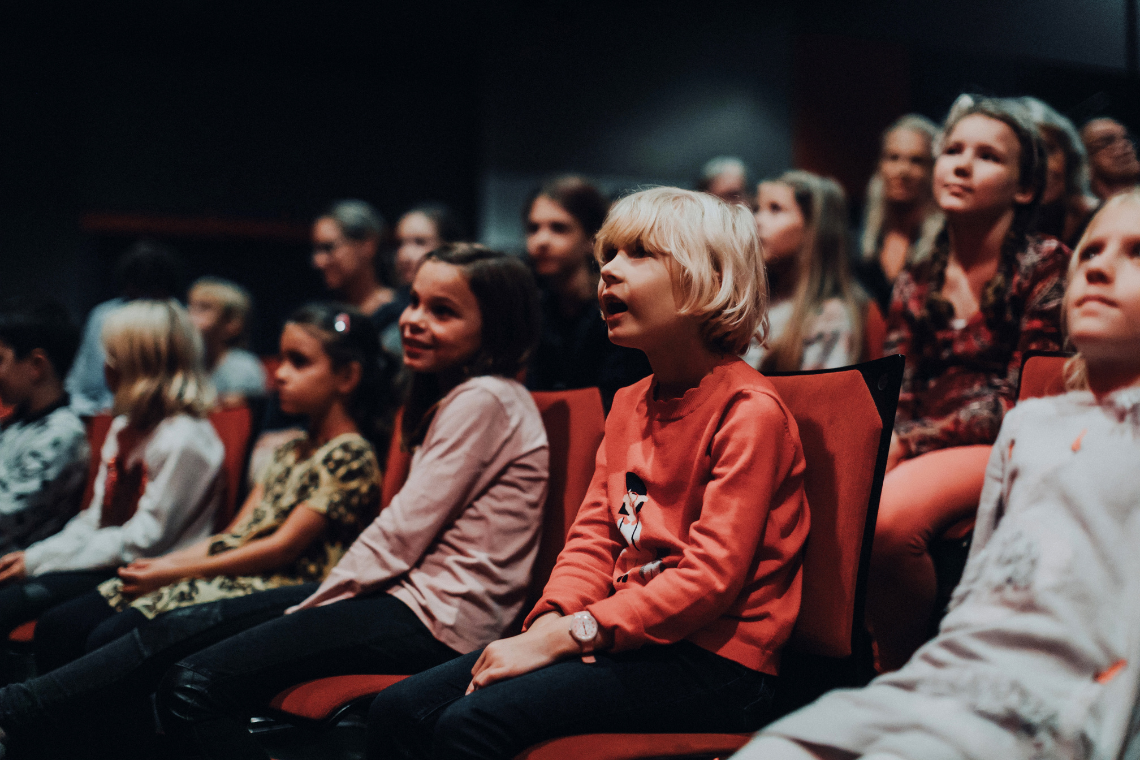 Kinder im Zuschauerraum des Next Liberty Theater in Graz