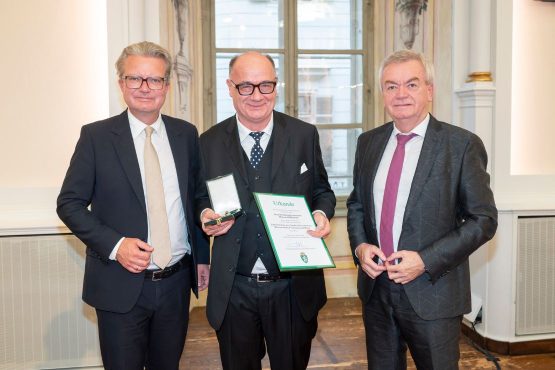 Pressefoto: LH Christopher Drexler (l.) und LH Stv. Anton Lang (r.) überreichten das Ehrenzeichen für Wissenschaft, Forschung und Kunst an Michael Schilhan_© Land Steiermark Foto Fischer