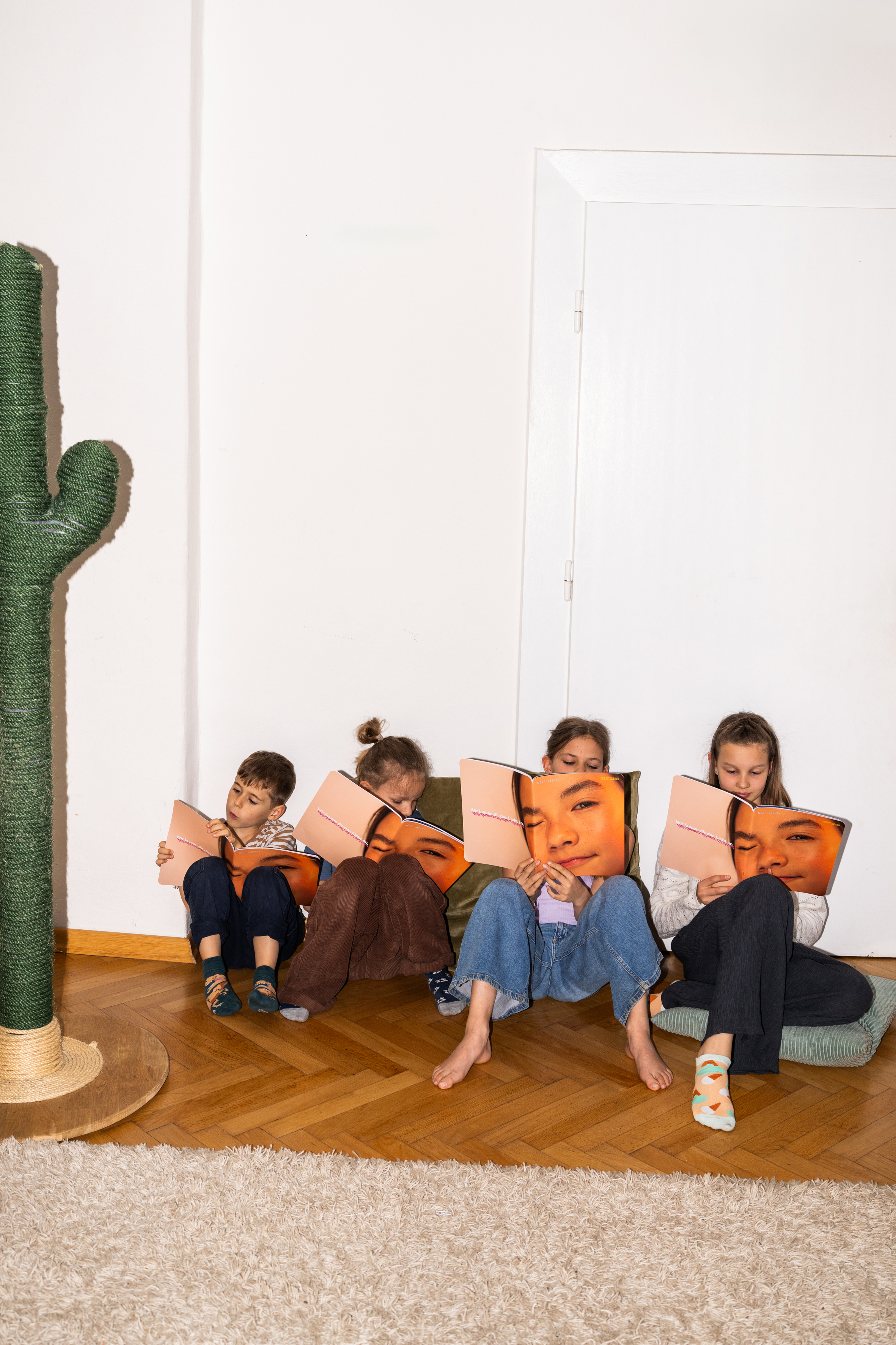 Next Liberty_Kindertheater in Graz_Kinder blättern im Spielzeitbuch 25.26_Foto (c) Stella
