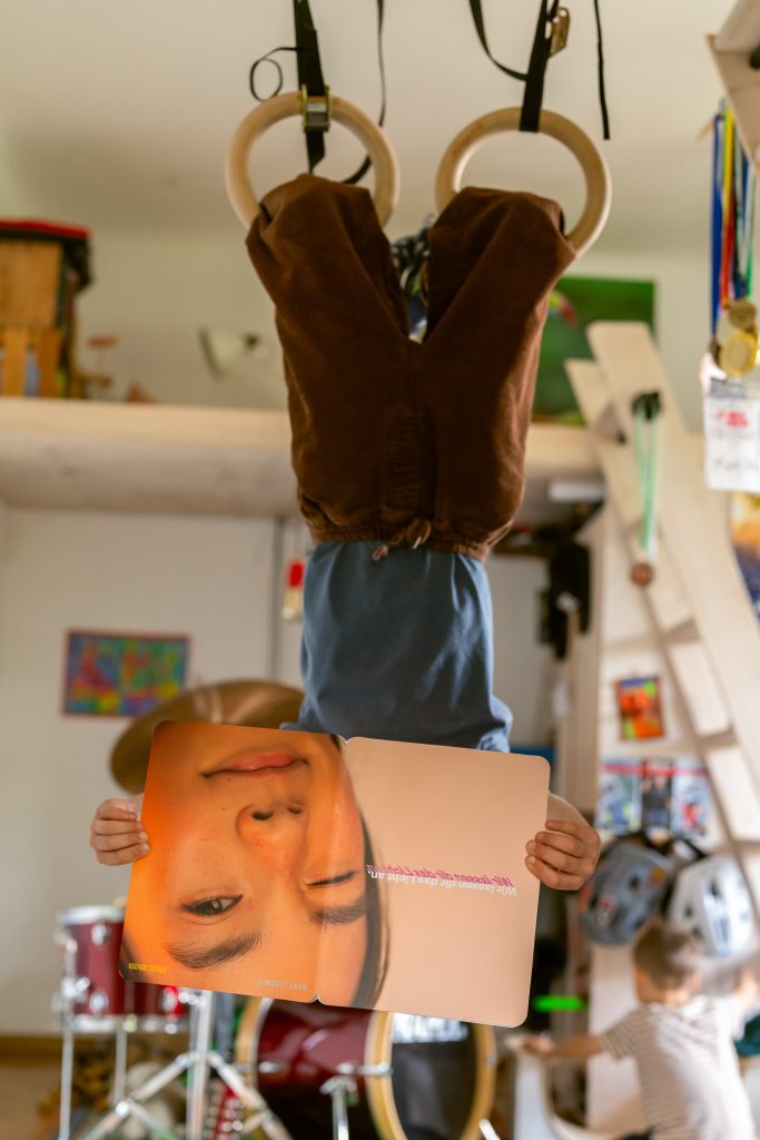 Next Liberty_Kindertheater in Graz_Kinder blättern im Spielzeitbuch 25.26_Foto (c) Stella