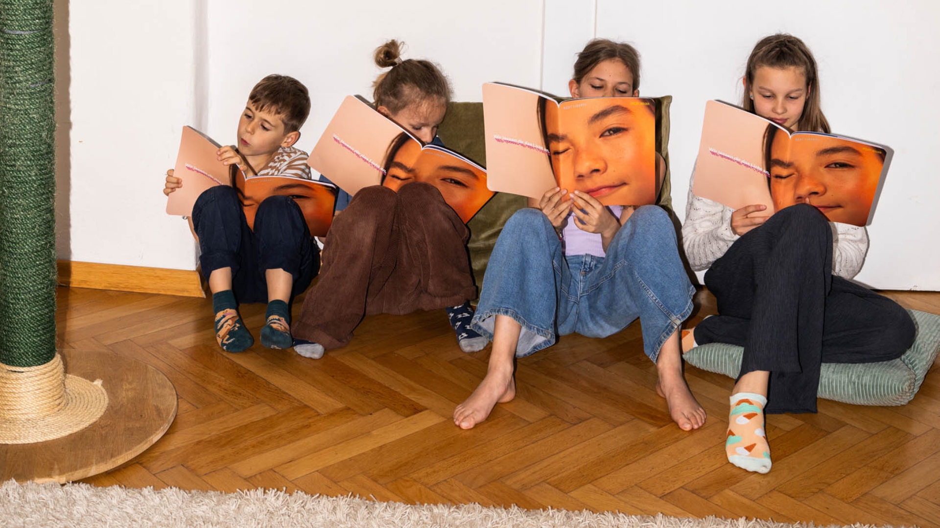 Next Liberty_Kindertheater in Graz_Kinder blättern im Spielzeitbuch 25.26_Foto (c) Stella
