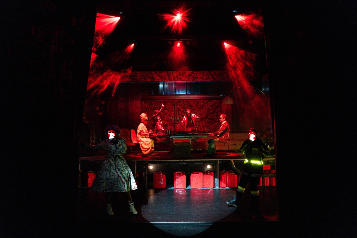 Next Liberty Kindertheater in Graz_Inszenierungsfoto BIEDERMANN UND DIE BRANDSTIFTER_0026© Lex Karelly