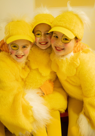 Next Liberty_Kinder- und Jugendtheater in Graz_Mariagrüner Kindertheater-Musical DAS HÄSSLICHE ENTLEIN_Backstagefoto (c) Stella